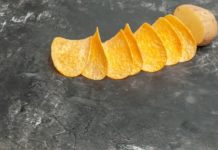 Comment sont fabriquées les chips industrielles : organisation du process de production Chips alignées à côté d'une pomme de terre